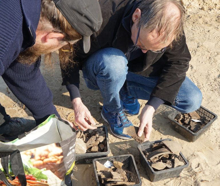 Dieter Bischop (Landesarchäologie, rechts) mit Tonscherben