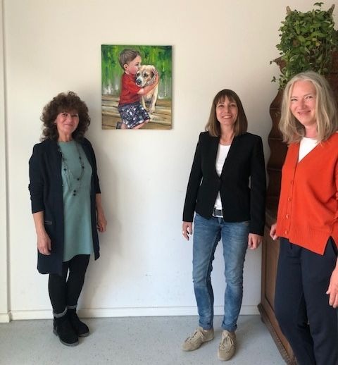 Die Künstlerin Ludmilla Schulz mit Dr. Ramona Buchholz und Antje Busche